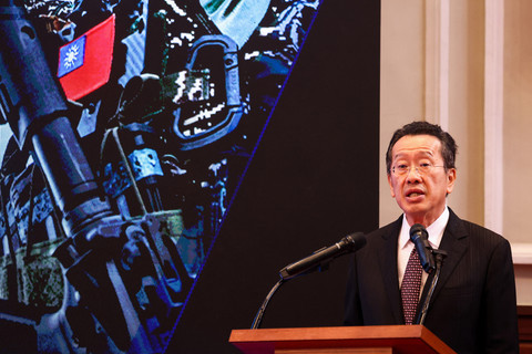Menteri Pertahanan Taiwan Wellington Koo berbicara tentang anggaran pertahanan selama konferensi pers di Gedung Kantor Kepresidenan di Taipei pada 26 November 2025. Foto: I-HWA CHENG / AFP