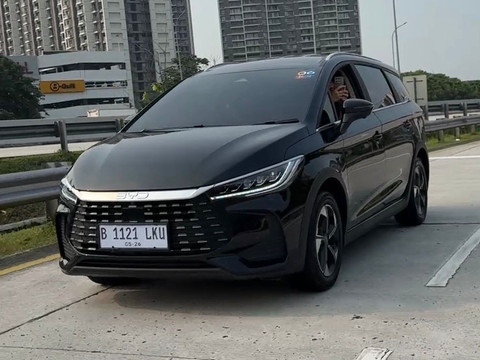 BYD M6 DM. Foto: Syahrul Ghiffari/kumparan