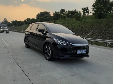 BYD M6 DM. Foto: Syahrul Ghiffari/kumparan
