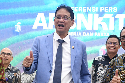 Menteri Keuangan Purbaya Yudhi Sadewa mengacungkan jempol saat konferensi pers APBN KiTa edisi Mei 2026 di Jakarta, Selasa (19/5/2026). Foto: M Risyal Hidayat/ANTARA FOTO