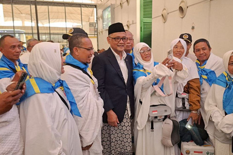 Menhaj Gus Irfan bersama Amirul Hajj di Bandara Jeddah. Foto: Dok. MCH 2026