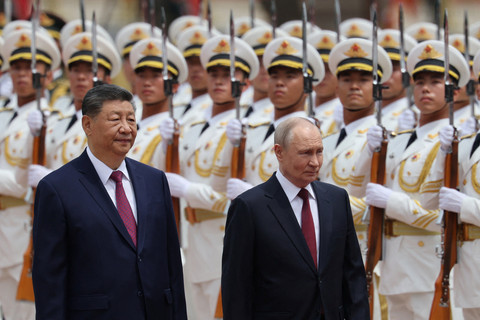 Presiden Rusia Vladimir Putin dan Presiden Tiongkok Xi Jinping memeriksa barisan kehormatan selama upacara penyambutan di Balai Besar Rakyat di Beijing, Tiongkok, 20 Mei 2026. Foto: REUTERS/Maxim Shemetov/Pool