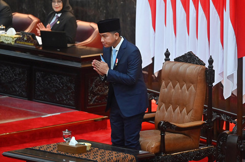 Wakil Presiden Gibran Rakabuming Raka memberikan salam kepada anggota legislatif saat menghadiri Rapat Paripurna ke-19 DPR RI Masa Persidangan V Tahun Sidang 2025-2026 di kompleks Parlemen, Jakarta, Rabu (20/5/2026). Foto: Rivan Awal Lingga/ANTARA FOTO