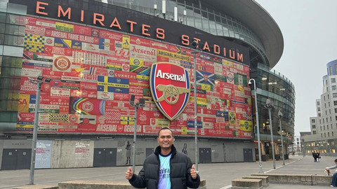 Sumber foto: Dokumentasi pribadi. Fans Arsenal di depan Emirates Stadium