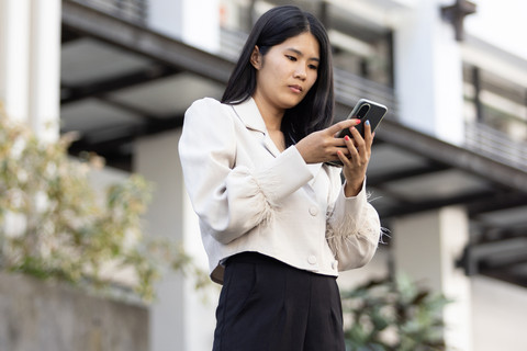 Ilustrasi jalan kaki sambil main HP. Foto: jd8/Shutterstock
