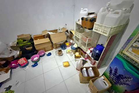 Sejumlah barang di dalam pabrik kosmetik ilegal di Cirebon. Foto: Dok. Bareskrim