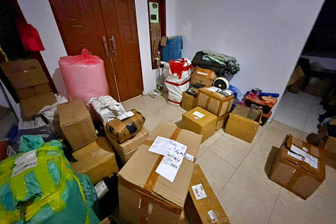 Sejumlah barang di dalam pabrik kosmetik ilegal di Cirebon. Foto: Dok. Bareskrim