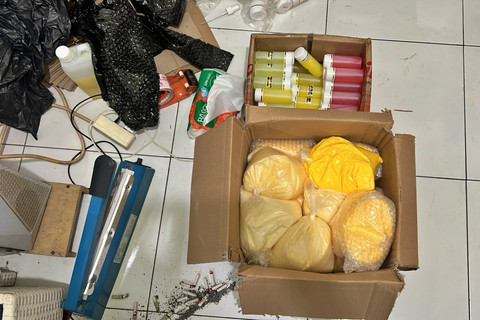 Sejumlah barang di dalam pabrik kosmetik ilegal di Cirebon. Foto: Dok. Bareskrim