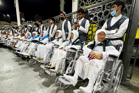 Petugas pendorong kursi roda resmi bersiap melayani jemaah calon haji Indonesia di kompleks Masjidil Haram, Makkah, Arab Saudi, Rabu (20/5/2026) waktu setempat. Foto: Citro Atmoko/ANTARA FOTO