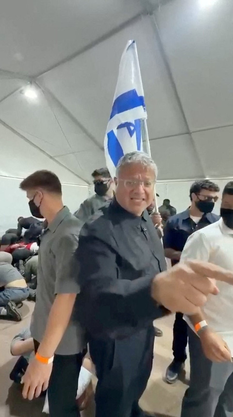 Menteri Keamanan Nasional Israel Itamar Ben Gvir bereaksi saat aktivis armada ditahan oleh pasukan Israel di Pelabuhan Ashdod, Israel, dalam cuplikan layar yang diambil dari video yang dirilis pada 20 Mei 2026. Foto: Kantor Itamar Ben Gvir/Handout via Reuters