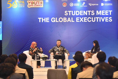 Direktur SPPU Pertamina, Emma Sri Martini (kiri) ungkap strategi dalam menjaga ketahanan energi pada Students Meet The Global Executive saat acara 50th IPA Convex yang diselenggarakan di ICE BSD, Tangerang, Banten, Rabu (20/5/2026). Foto: Dok. Pertamina