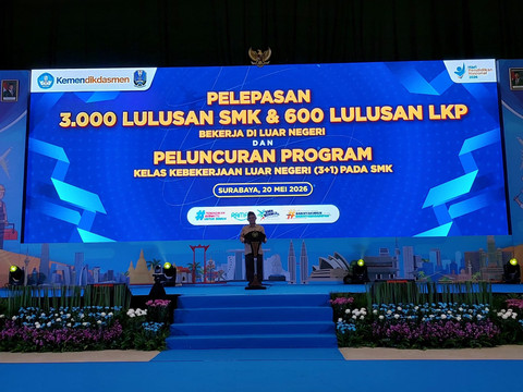 Menteri Pendidikan Dasar dan Menengah, Abdul Mu'ti, memberikan sambutan pada Program Pelepasan 3000 Lulusan SMK dan Lulusan LKP Bekerja di Luar Negeri. Foto: Dok. Istimewa