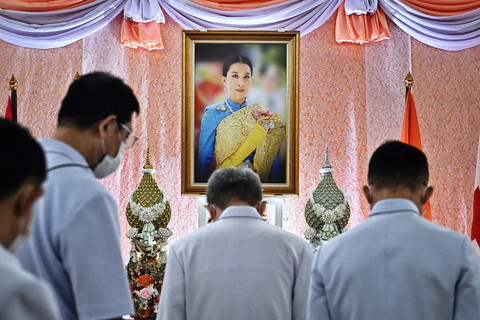 Para simpatisan membungkuk di depan gambar Putri Bajrakitiyabha Mahidol dari Thailand di Rumah Sakit Chulalongkorn di Bangkok pada 16 Desember 2022. Foto: Lillian Suwanrumpha / AFP