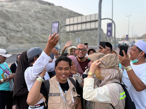Wakil Menteri Haji dan Umrah Dahnil Anzar Simanjuntak menyapa jemaah haji Indonesia usai salat Subuh di kawasan Syisyah, Makkah, Kamis (21/5/2026). Foto: Dok. MCH 2026