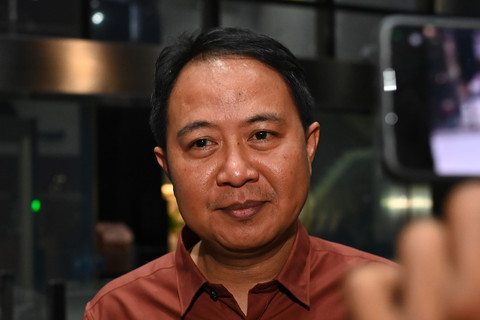 Mantan Direktur Jenderal Penyelenggaraan Haji dan Umrah Kementerian Agama Hilman Latief berjalan keluar usai menjalani pemeriksaan di Gedung Merah Putih KPK, Jakarta, Rabu (20/5/2026). Foto: Indrianto Eko Suwarso/ANTARA FOTO