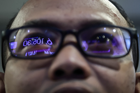 Pekerja mengamati layar pergerakan Indeks Harga Saham Gabungan (IHSG) di Bursa Efek Indonesia (BEI), Jakarta, Kamis (21/5/2026). Foto: Dhemas Reviyanto/ANTARA FOTO