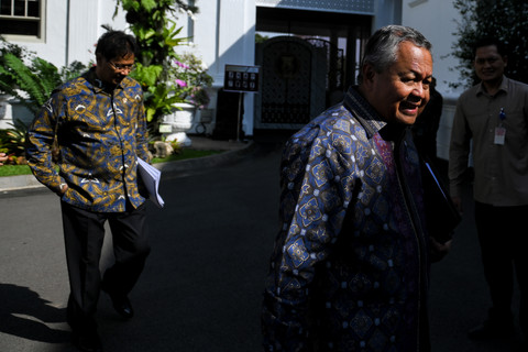 Gubernur Bank Indonesia Perry Warjiyo (kanan) dan Menteri Keuangan Purbaya Yudhi Sadewa (kiri) berjalan usai mengikuti rapat yang dipimpin Presiden Prabowo Subianto di Kompleks Istana Kepresidenan, Jakarta, Kamis (21/5/2026). Foto: Hafidz Mubarak A/ANTARA FOTO
