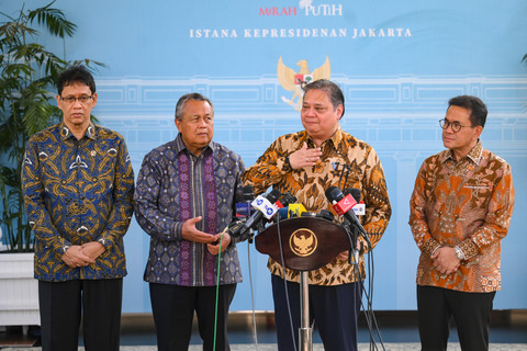 Menko Perekonomian Airlangga Hartarto bersama Gubernur BI Perry Warjiyo, Menkeu Purbaya Yudhi Sadewa, dan Mendag Budi Santoso memberi pers rilis usai rapat dengan Presiden Prabowo di Istana, Jakarta (21/5/2026). Foto: Hafidz Mubarak A/ANTARA FOTO