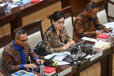 Ketua Dewan Komisioner OJK Friderica Widyasari (tengah) mendengarkan pandangan fraksi saat mengikuti rapat kerja dengan Komisi XI DPR di Kompleks Parlemen, Senayan, Jakarta, Kamis (21/5/2026).  Foto: Rivan Awal Lingga/ANTARA FOTO