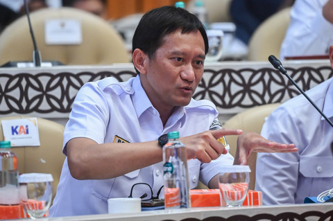 Direktur Utama PT Kereta Api Indonesia (Persero) Bobby Rasyidin bersiap mengikuti rapat kerja dengan Komisi V DPR di Kompleks Parlemen, Senayan, Jakarta, Kamis (21/5/2026). Foto: Rivan Awal Lingga/ANTARA FOTO