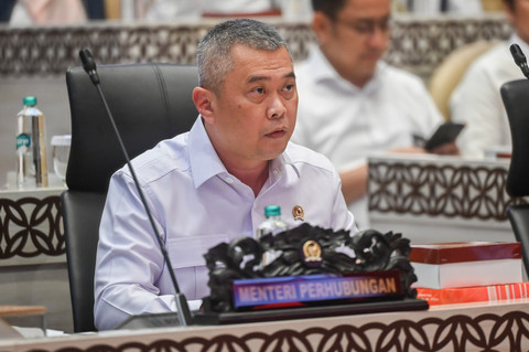 Menteri Perhubungan Dudy Purwagandhi bersiap  mengikuti rapat kerja dengan Komisi V DPR di Kompleks Parlemen, Senayan, Jakarta, Kamis (21/5/2026). Foto: Rivan Awal Lingga/ANTARA FOTO