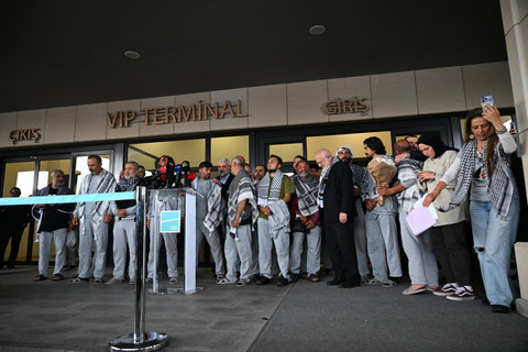 Sejumlah aktivis Global Sumud Flotilla yang dideportasi Israel telah tiba di Bandara Istanbul, Turki, pada Kamis (21/5) waktu setempat.  Foto: Ozan Kose/AFP