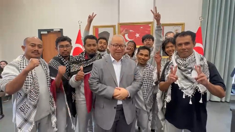 Konjen RI di Istanbul bersama 9 relawan WNI yang tergabung dalam Global Sumud Flotilla 2.0. Foto: Instagram/ @menluri