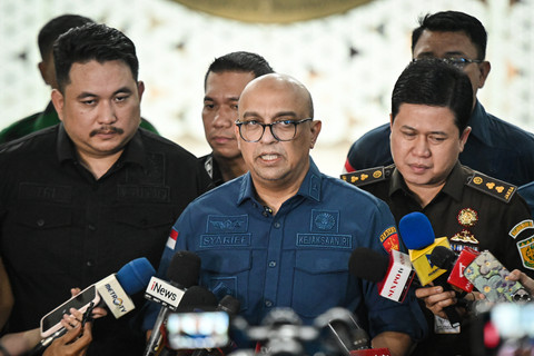 Direktur Penyidikan Jampidsus Kejagung Syarief Sulaeman Nahdi (tengah) menyampaikan keterangan terkait kasus dugaan tindak pidana korupsi penyimpangan tata kelola izin usaha pertambangan (IUP) di Kejaksaan Agung, Jakarta, Kamis (21/5/2026). Foto: Sulthony Hasanuddin/ANTARA FOTO