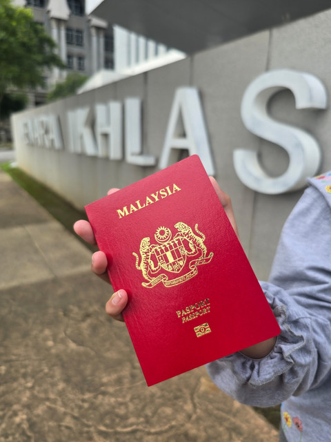 Ilustrasi Paspor Malaysia. Foto: NRien/Shutterstock