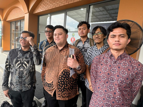 Airlangga Julio sebagai kuasa hukum Andrie Yunus (tengah), Usman Hamid sebagai saksi (kiri), dan Ravio Patra sebagai saksi (kanan) terkait kasus penyiraman air keras terhadap Andrie Yunus, Pengadilan Negeri Jaksel, (22/5/2026). Foto: Kevin Daniel/kumparan