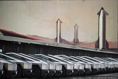 Sejumlah mobil listrik Cybertruck Tesla terparkir di luar fasilitas SpaceX di Starbase, Texas (21/5/2026). Foto: Ronaldo Schemidt/AFP