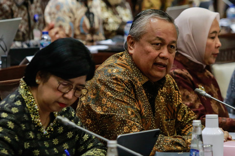 Gubernur Bank Indonesia Perry Warjiyo (tengah) bersama Deputi Gubernur Senior Bank Indonesia Destry Damayanti (kiri), dan Deputi Gubernur Bank Indonesia Aida Budiman (kanan) mengikuti rapat kerja dengan Komisi XI DPR di Kompleks Parlemen, Senayan, Ja Foto: Asprilla Dwi Adha/ANTARA FOTO