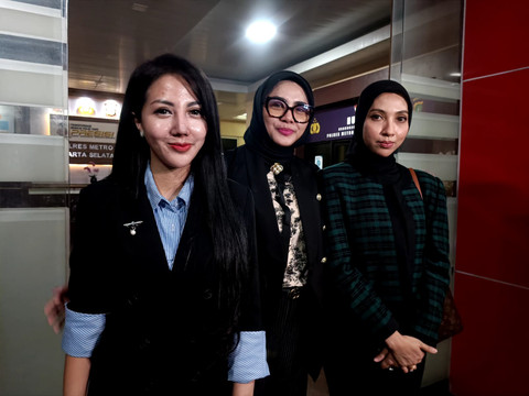 Kuasa hukum Silvya Agusia, Adlina Amalia dan Farkhana dampingi kliennya, Erin, jalani pemeriksaan di Polres Metro Jakarta Selatan, Jumat (22/5/2026). Foto: Giovanni/kumparan