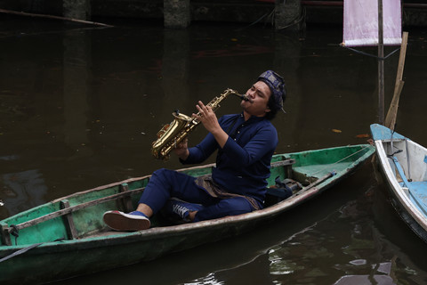 Anggota grup Tanjidor Sumber Rezeki memainkan alat musik di atas sampan saat pertunjukan tanjidor di Parit Sungai Jawi, Pontianak, Kalimantan Barat, Jumat (22/5/2026). Foto: Jessica Wuysang/ANTARA FOTO 