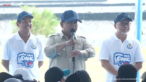Presiden Prabowo yang didampingi Menteri KP Sakti Wahyu Trenggono, dan Menko Pangan Zulkifli Hasan mengikuto panen raya udang di Tambak Budidaya Udang Berbasis Kawasan di Kebumen, Sabtu (23/5/2026). Foto: YouTube/ Sekretariat Presiden