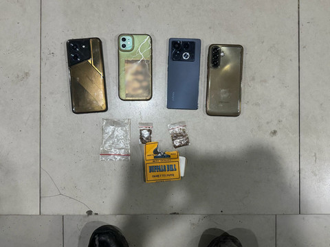 Barang bukti dari empat remaja yang diduga edarkan tembakau sintetis di Bekasi, diamankan Brimob Polda Metro Jaya. Foto: Dok. Istimewa
