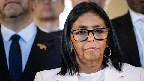 Sejumkah pihak meyakini AS akan meniru apa yang terjadi di Venezuela, yaitu Delcy Rodriguez mengambil alih kekuasaan dari Maduro.
