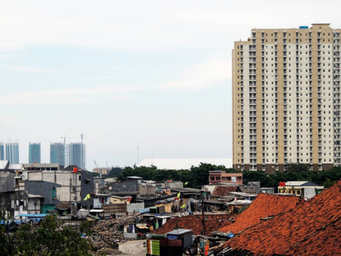 Kontras pembangunan modern dengan kehidupan masyarakat kecil (sumber: https://unsplash.com/id)