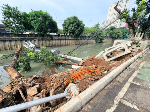 Menara BTS tumbang ke tepi kali Cideng yang terletak di ujung jalan HR Rasuna Said, Jakarta Selatan, Sabtu (23/5/2026). Foto: Kevin Daniel/kumparan