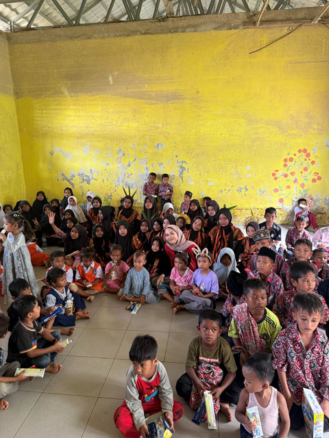Maudy Ayunda kunjungi wilayah Aceh Tamiang. Foto: Maudy Ayunda Foundation x Save the Children Indonesia