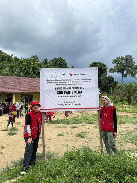 Maudy Ayunda dan Dessy Kurwiany Ukar. Foto: Maudy Ayunda Foundation x Save the Children Indonesia