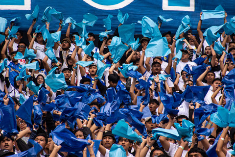 Bobotoh mendukung Persib Bandung.  Foto: Novrian Arbi/ANTARA FOTO