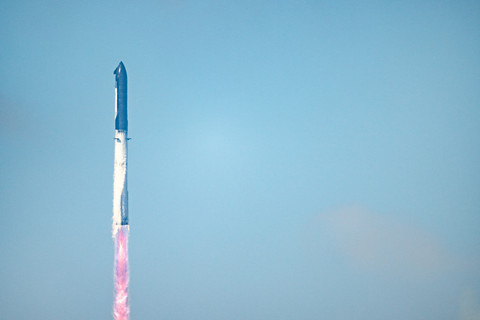 Roket Starship 39 milik SpaceX meluncur dari Starbase dalam uji coba penerbangan ke-12, terlihat dari South Padre Island, Texas (22/5/2026). Foto: Ronaldo Schemidt/AFP