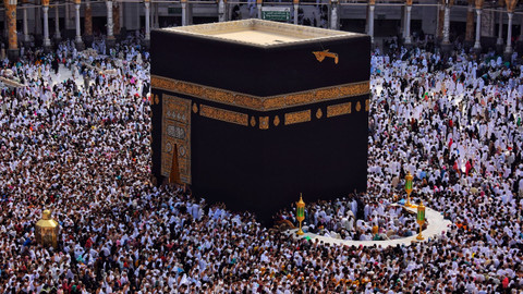 Ilustrasi: Jemaah haji melaksanakan tawaf di Ka&rsquo;bah, Makkah, Arab Saudi (Sumber: Canva)