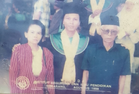 Sebelum acara wisuda S-1 IKIP Negeri Semarang pada 1998, saya berfoto dengan ibu saya (kini sudah almarhumah) dan pakde saya (kini sudah almarhum). Foto ini dibuat 28 tahun silam. (Foto: Dokumentasi Pribadi)