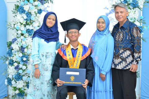Kini giliran saya yang ikut berfoto saat Si Sulung merayakan kelulusannya, Selasa (28/4/2026). (Foto: Dokumentasi Pribadi)