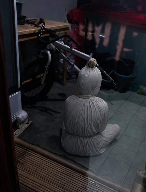 Heboh di media sosial foto penampakan pocong duduk di depan rumah warga dan berkeliaran di Jl. Al-Ikhlas, Kelurahan Jatijajar, Kecamatan Tapos,  Depok, sabtu (23/5) dini hari .
 Foto: Dok. Istimewa