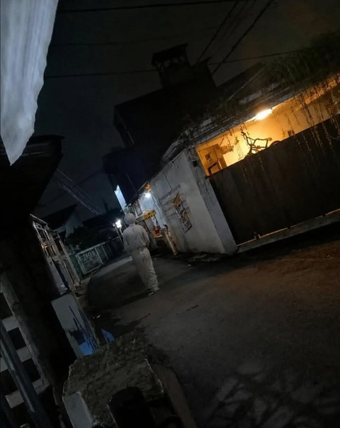 Heboh di media sosial foto penampakan pocong duduk di depan rumah warga dan berkeliaran di Jl. Al-Ikhlas, Kelurahan Jatijajar, Kecamatan Tapos,  Depok, sabtu (23/5) dini hari .
 Foto: Dok. Istimewa