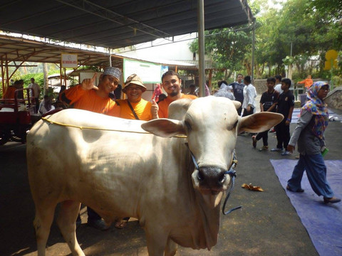 Jadikan moment Hari Raya Kurban sebagai ruang kelas terbuka untuk melatih otot-otot empati murid-murid. (foto pribadi)