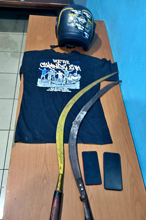 Barang bukti yang diamankan polisi dari peristiwa kekerasan dengan sajam di Fly Over Taman Cibodas, Kota Tangerang. Foto: Dok. Polres Tangerang Kota